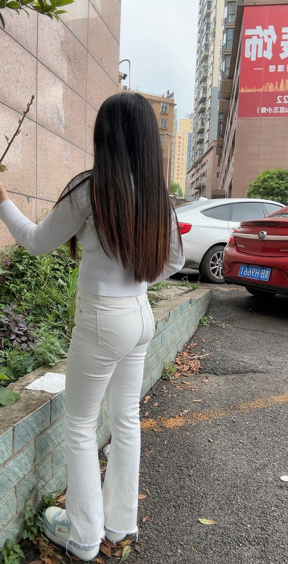 牛仔裤紧身的魅力在哪街拍热门穿搭