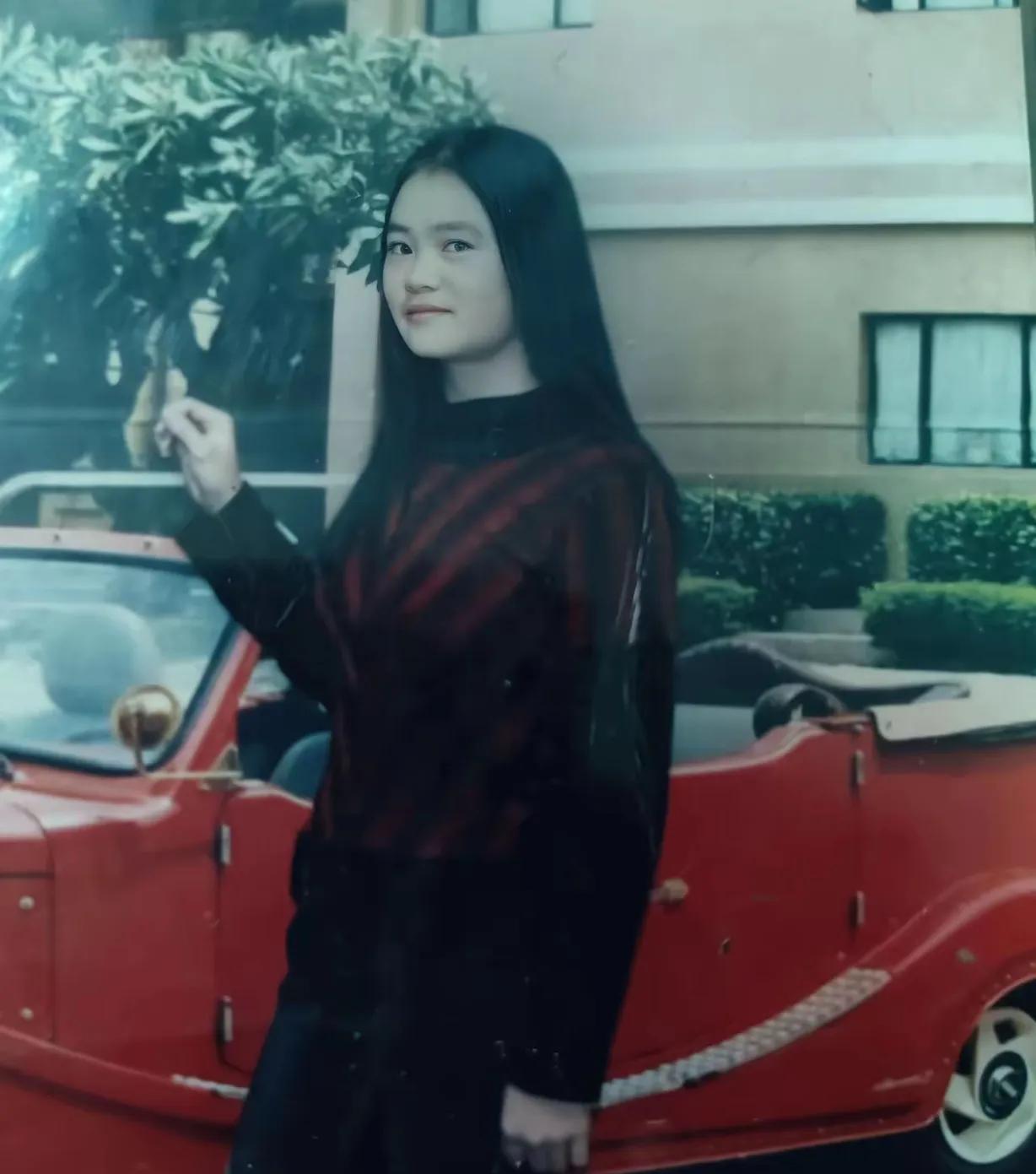这张照片拍摄于2003年3月20日，广东省深圳市罗湖区某皮鞋厂打工女孩在老板跑车