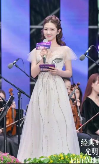 骆文莲的女儿沈诗淇近日喜结良缘，师傅曹可凡第一时间发出祝贺，字里行间充满着对爱徒