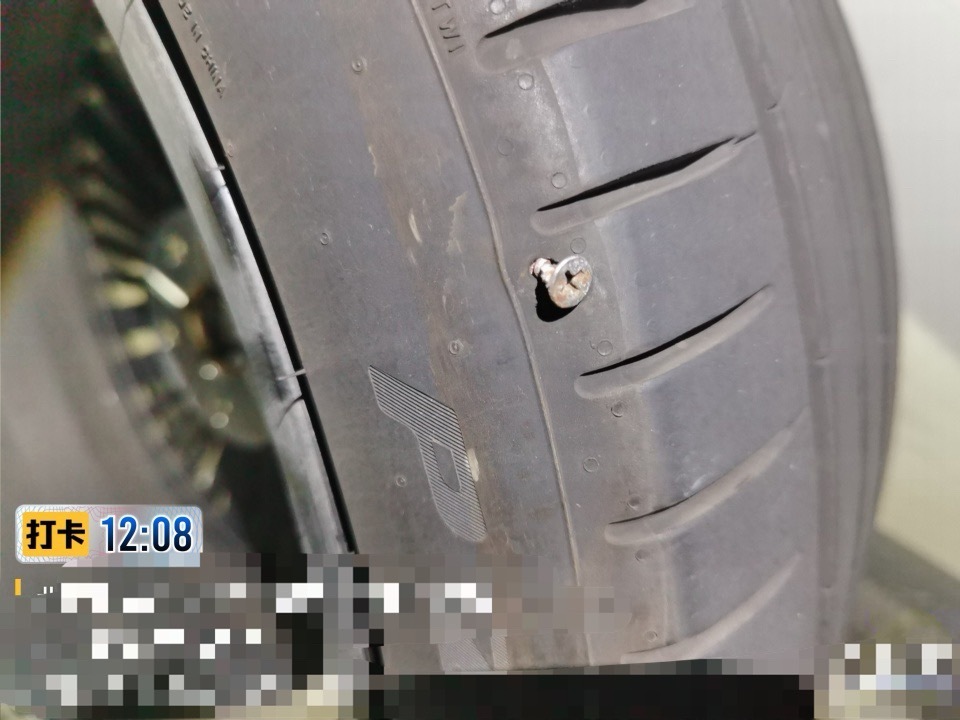 蔚来上门补胎师傅速度贼快[点赞]好消息是：确认扎胎了，找到了螺丝。坏消息是：