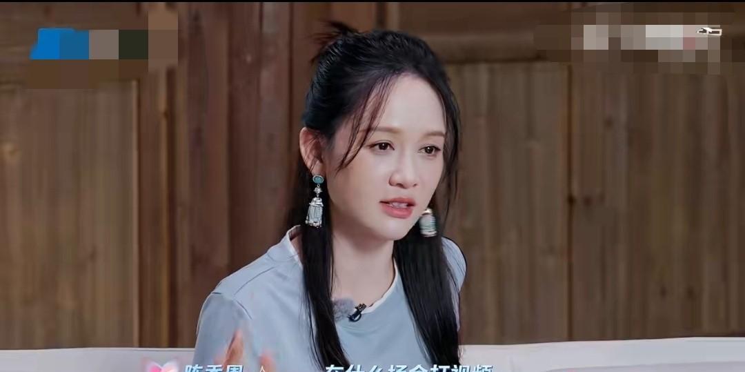 陈乔恩把老公管的太严了，以至于她老公在上厕所的时候都不敢不接她的视频。假如陈乔