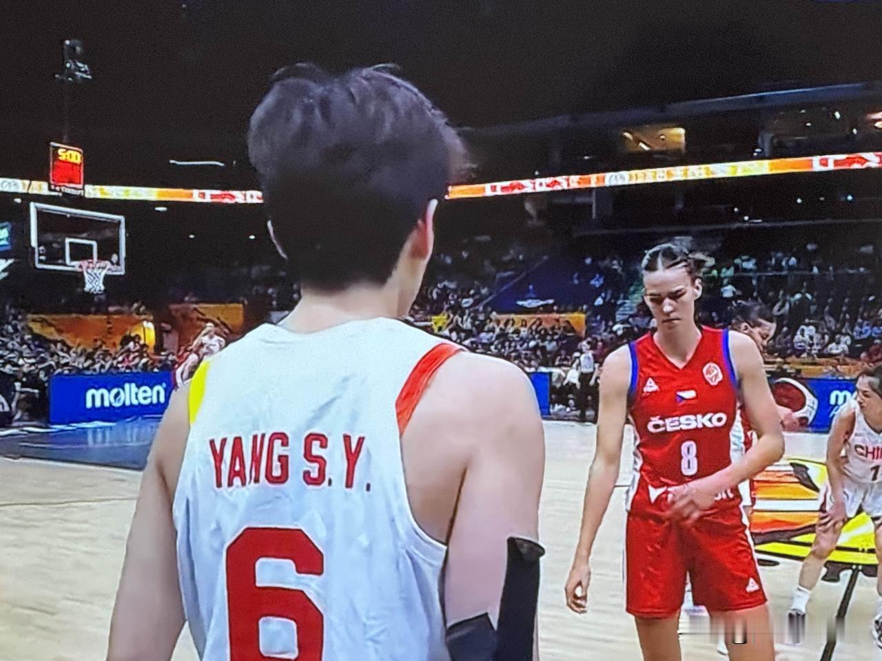 中国女篮74:70加时赛拿下捷克。战绩1胜1负，位居小组第三。出线