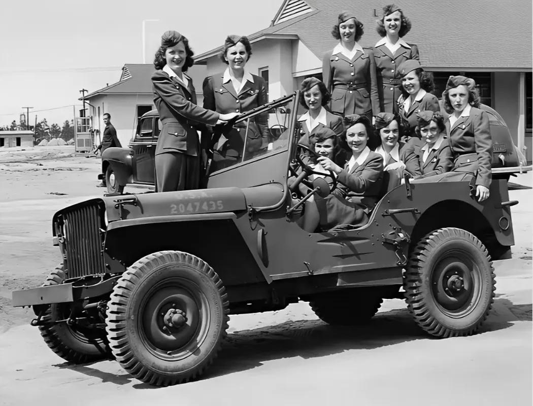 美国的军用吉普车确实很有魅力，拉着一群靓丽女兵那画面简直不要太拉风，而且这么多年