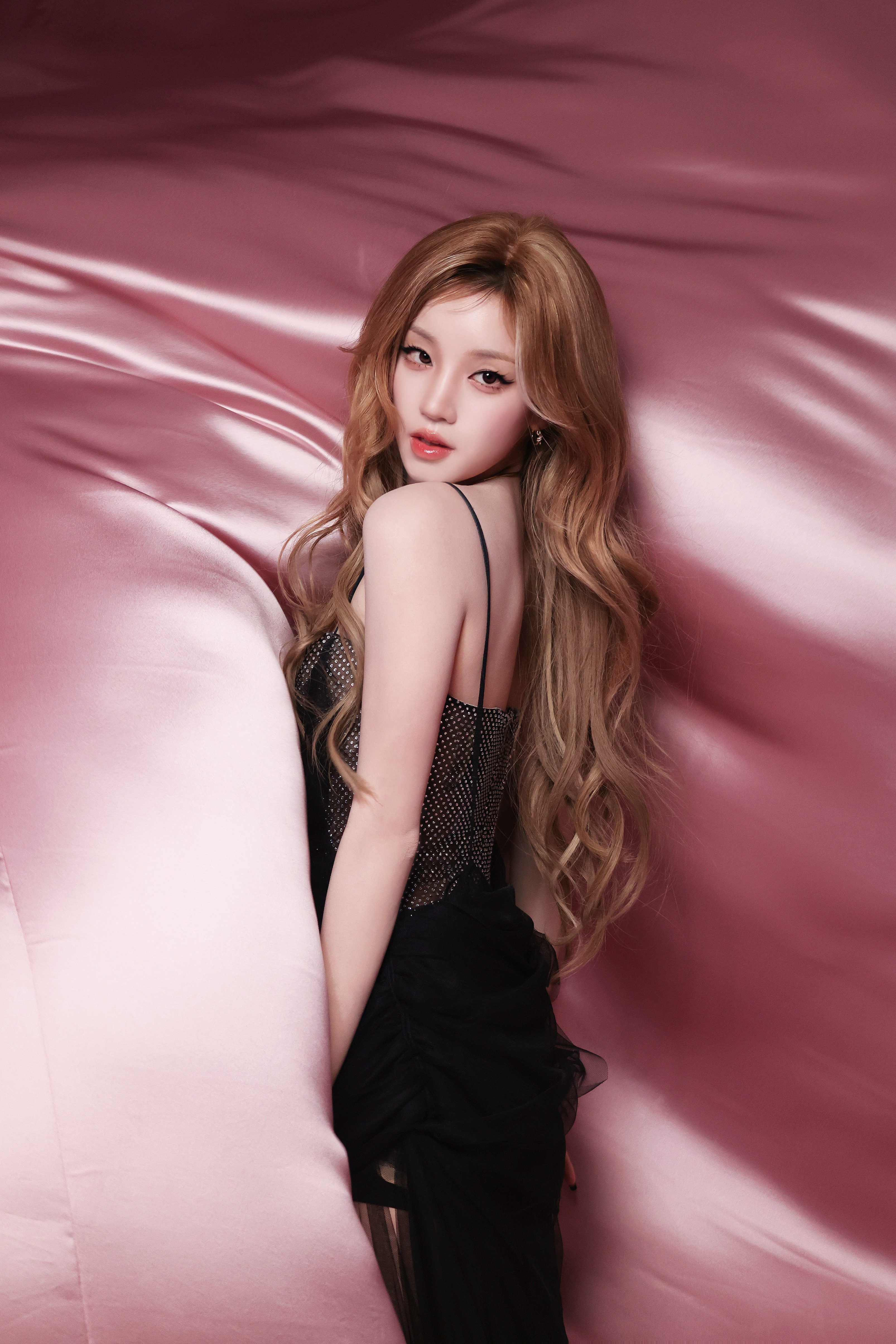 宋雨琦金发衬得肤白似玉，眉眼自带清冽又甜美的劲儿，完全是颜值暴击啊。