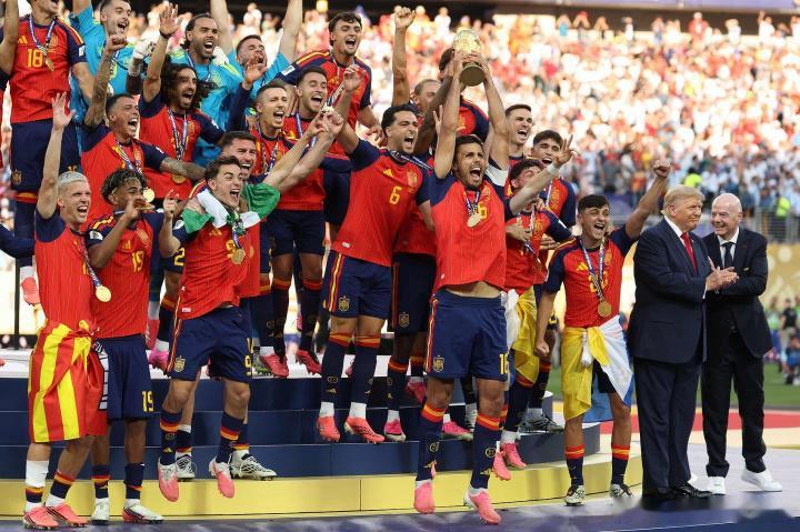 遭8万人狂嘘！特朗普颁奖后不愿离开，站台上庆祝，FIFA主席无奈7月20日凌晨，
