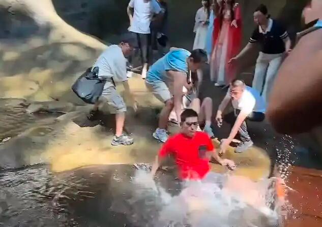 国庆出游时，张继科在景区拍摄瀑布时不慎落水，引发网友热议。他回应称“不知道被谁一