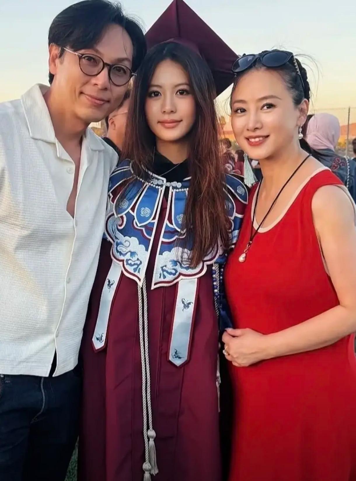 翁虹的女儿水晶18岁了，五官整体上更像爸爸，集合了父母优点，属于最好看星二代的头