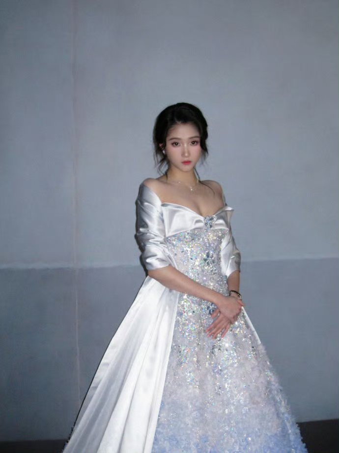 王牌对王牌Cody加分，银白色造型和黑色长裙这个反差感拉满[捂眼睛][捂眼睛][捂眼睛]关晓