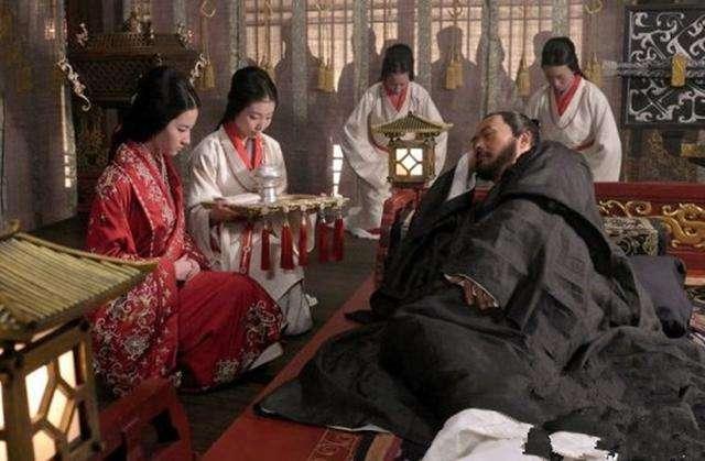 公元888年，秦宗权被朱温大军包围在蔡州，见爱妾哭哭啼啼，他一巴掌扇过去，骂道：