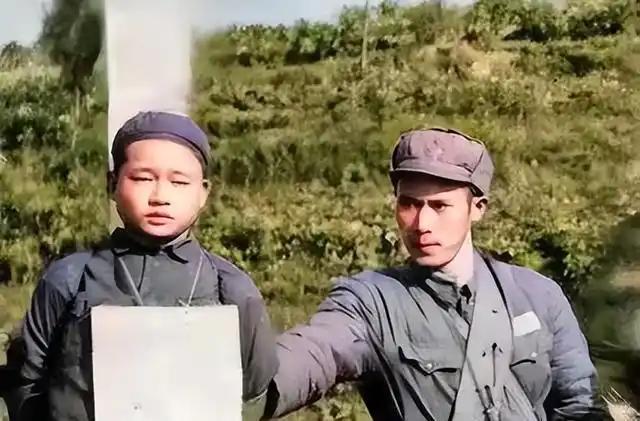 1950年，一野贺兰山剿匪，一名炊事员，给俘虏绑绳时，笑道：“为抓你，钻山里七个