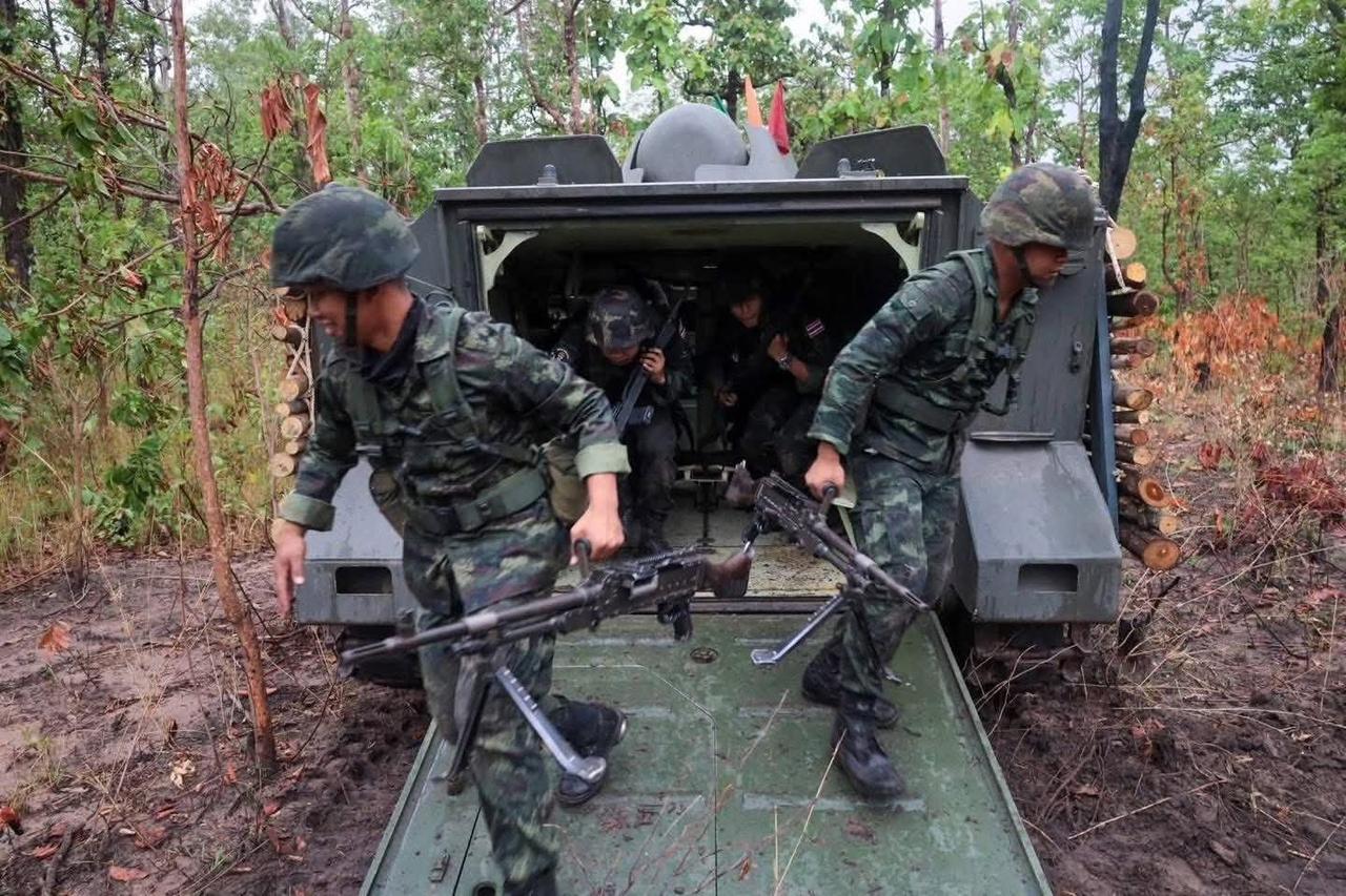 来自RTA（皇家泰国陆军）的近期照片，展示了其士兵正在进行丛林机动训练及战壕战训