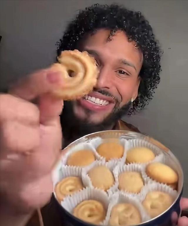 一位美国人在超市采购圣诞节食物时，发现丹麦蓝罐曲奇居然是印度制造。然后，他通过说