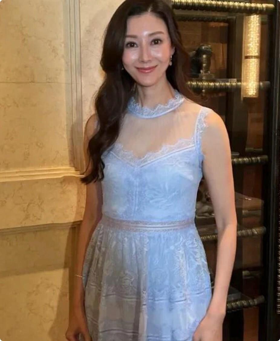 看图一，大美女李嘉欣身上这条连衣裙其实很漂亮，但不知道为何穿在她身上总觉得和她整