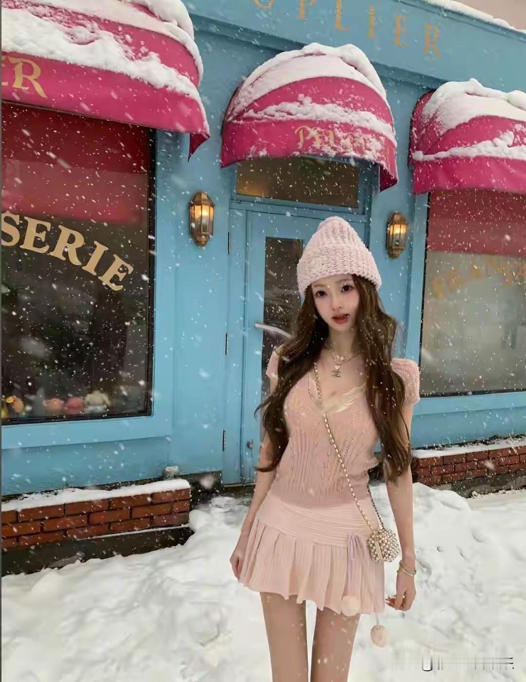 王思聪带懒懒在日本买库洛米被偶遇，懒懒真人脸好小像芭比娃娃一样，王思聪喜欢可爱的