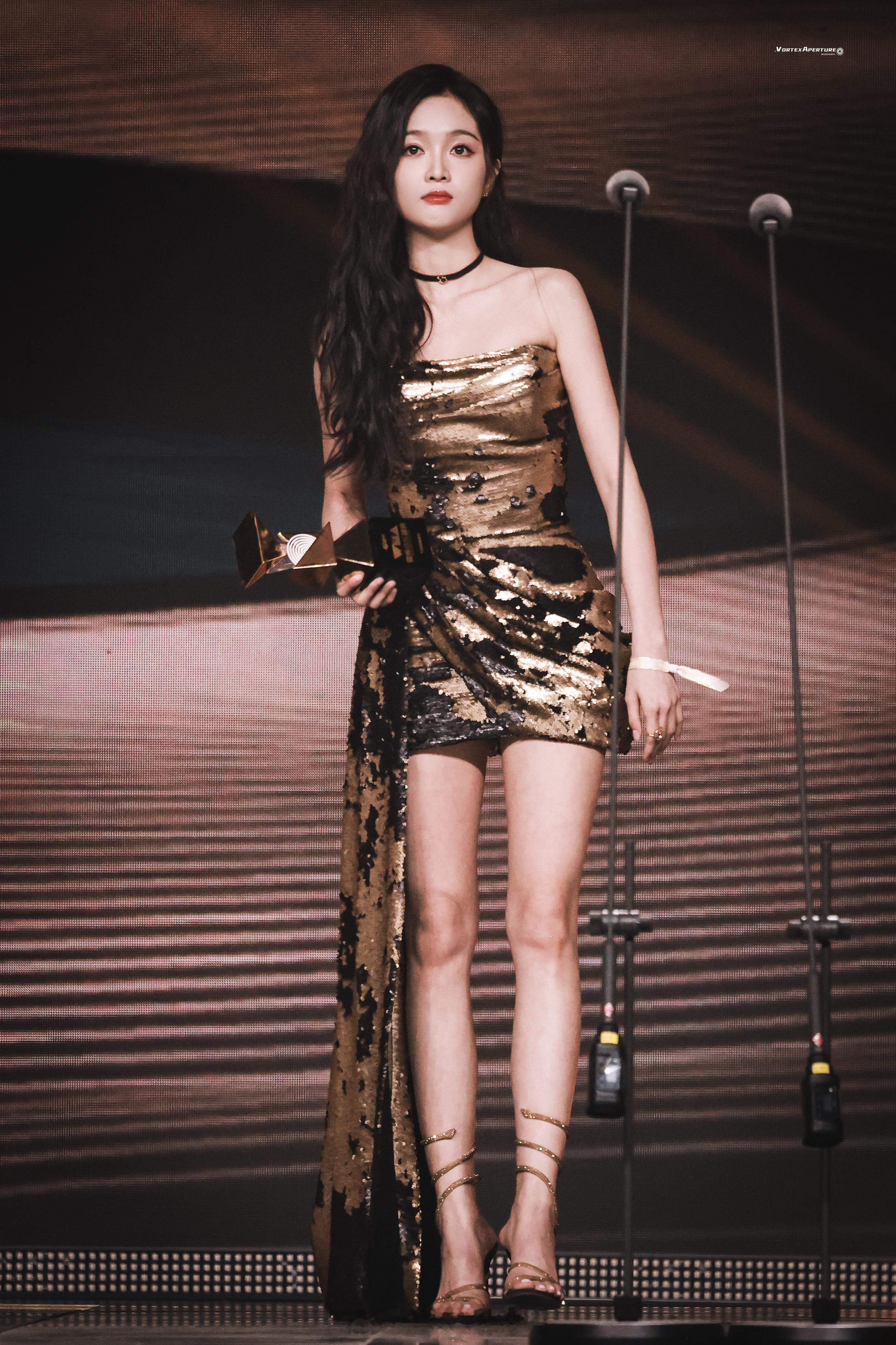 吴宣仪舞台妆造美腿吸睛