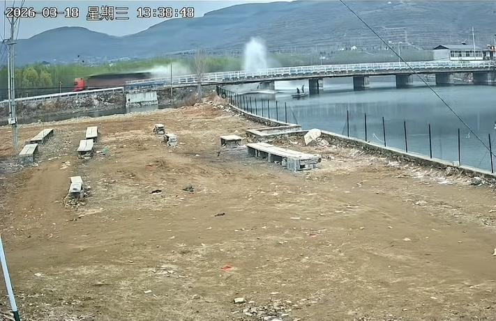 #山东费县回应货车压塌桥面事件#【山东费县回应“货车压塌桥面”：该车严重超载，启