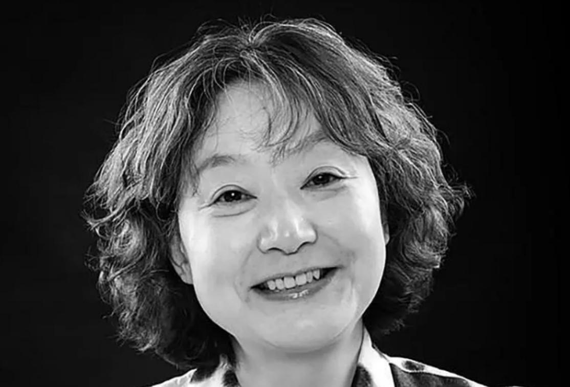 她是1977年中国恢复高考以来，第一位高考女状元，语文差一分满分，她的作文更是被