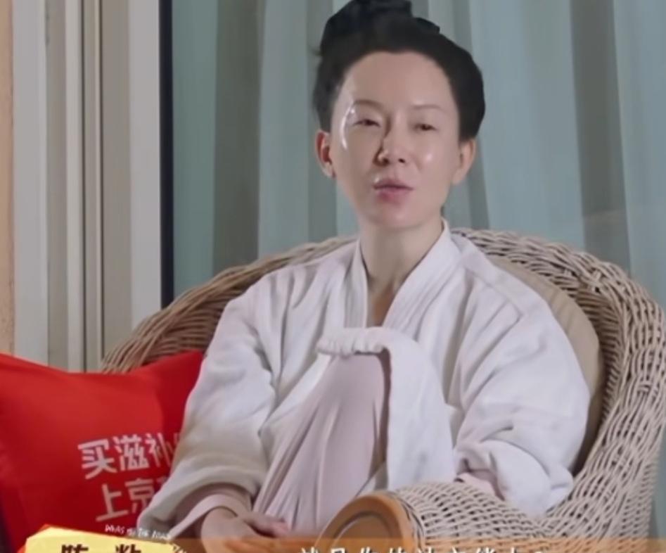 陈数的社交能力是0，但是也并不是完全杜绝跟大家交流，陈数：“连那姐都说，她说你的