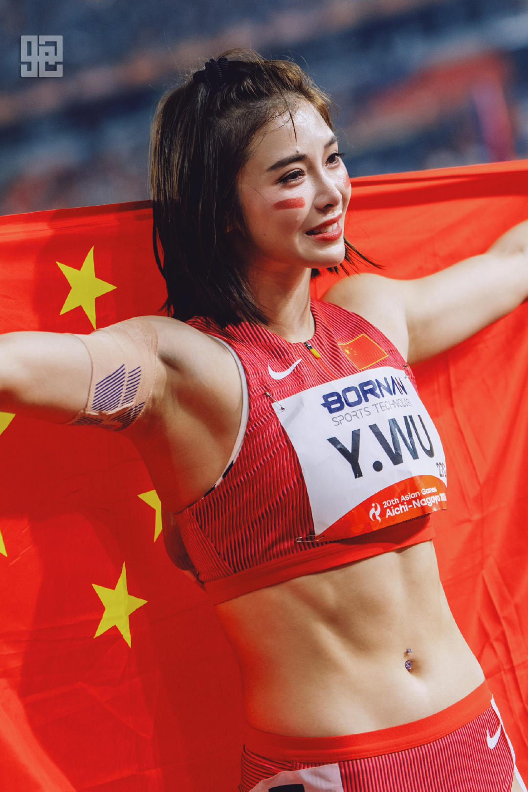 #吴艳妮身披国旗泪洒赛场#姑娘是从网暴里走出来的，三年前亚运会抢跑成绩取消，不仅是个人遗憾更是网暴最