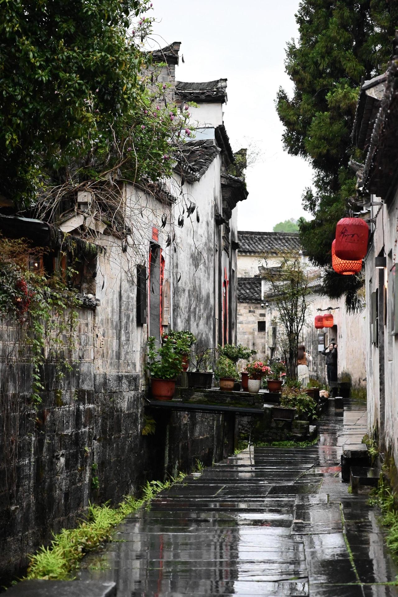 昨天跟一位高中老师聊天，这位老师教学能力很强，学生很喜欢他。他跟我说：其实他常批
