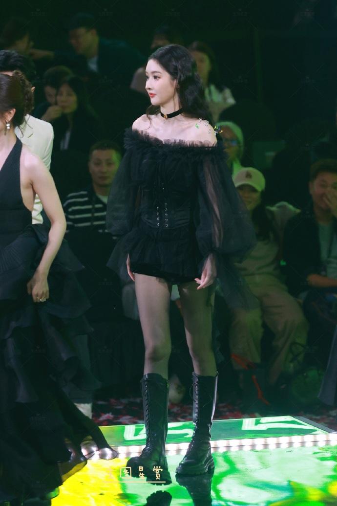 现在95🌸成为流量，已经不光靠作品了。周也，营销美貌和红毯王玉雯靠，