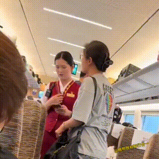 第一次见把人家东西扔了还理直气壮的！一名女子乘高铁时，看到隔壁座位放着私人物品，