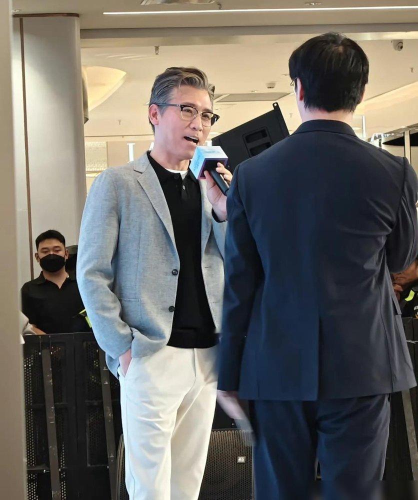 李乃文在兰州被围了，穿件衬衫，戴副眼镜，往那一站，斯文得不像个奔六十的人。可就在上个月，网上还传他在