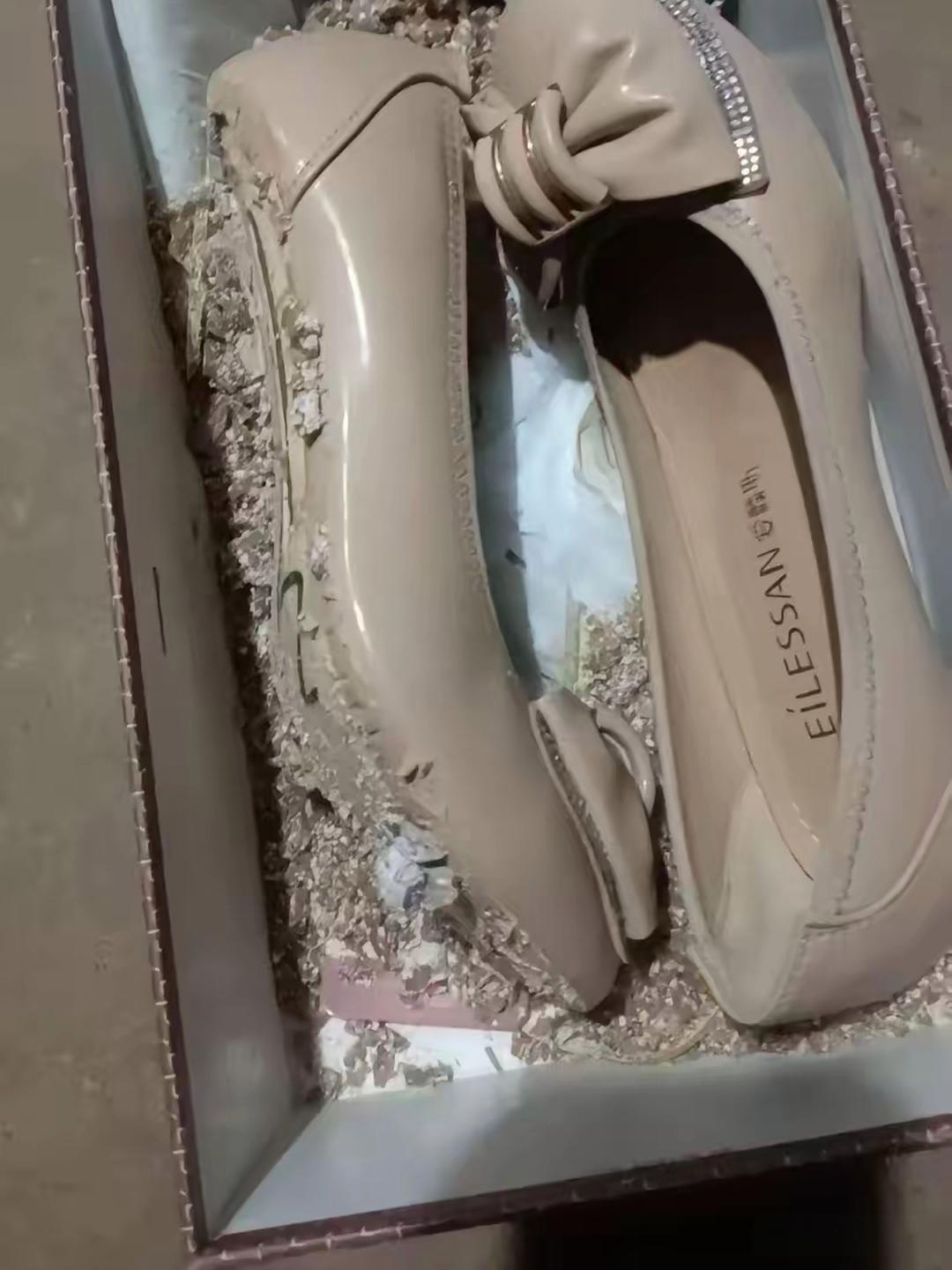 一双十年前的鞋子买了以后放起来忘了穿了，今天翻出来一看，竟然成了这样。好多年不