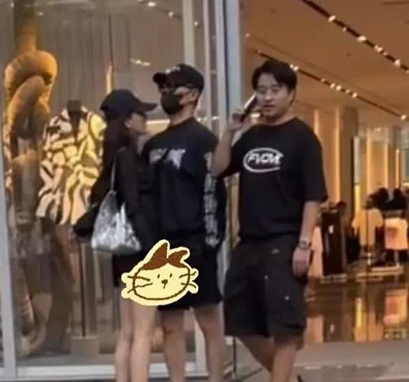 汪峰和森林北现身深圳购物，带女友买了名牌包，两人当众甜蜜拥抱