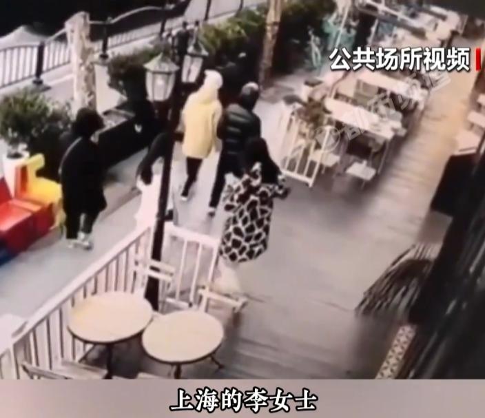 一觉醒来在餐厅门口摔跤的女子成了全网最大的笑话！不是因为她找餐厅索赔无果，也