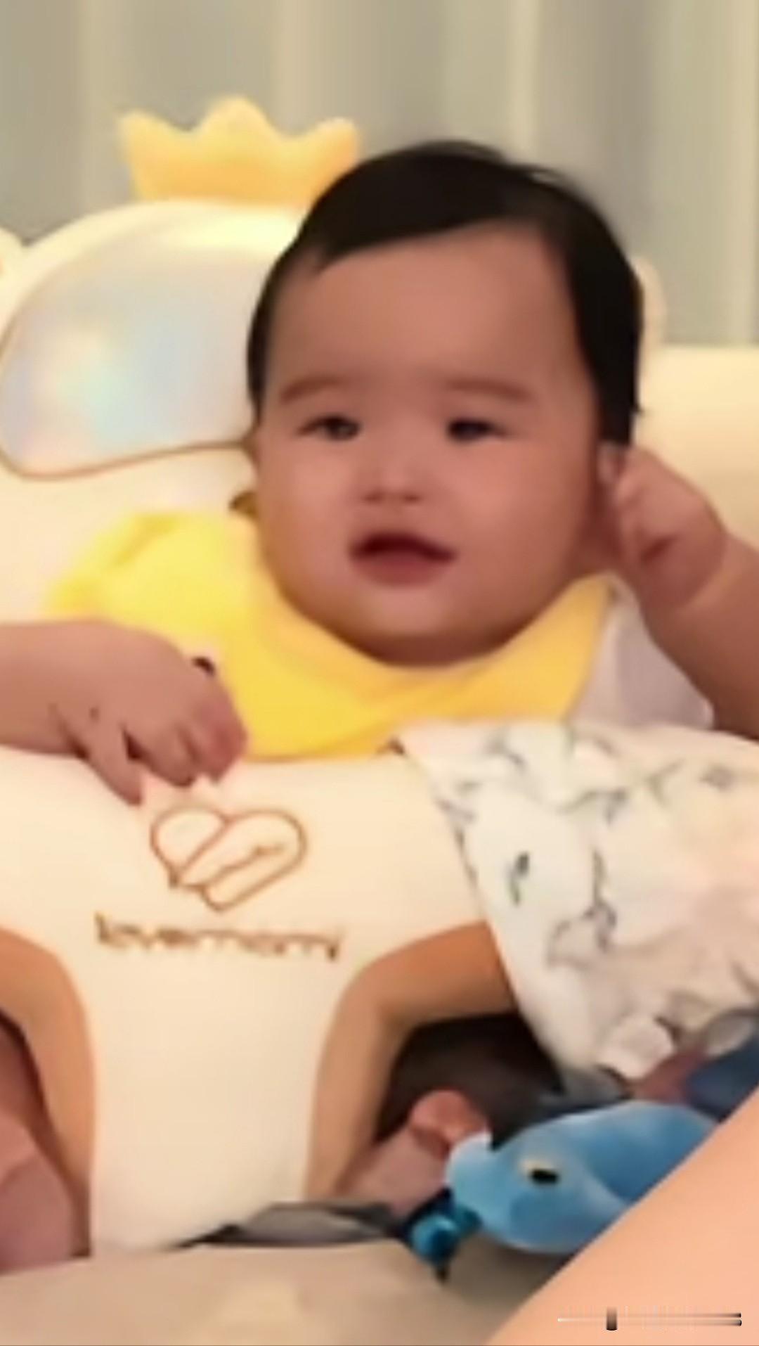 马筱梅的儿子又出镜了，才7个多月的汪宝看见妈妈笑呵呵的，他不哭不闹，超省心，这种