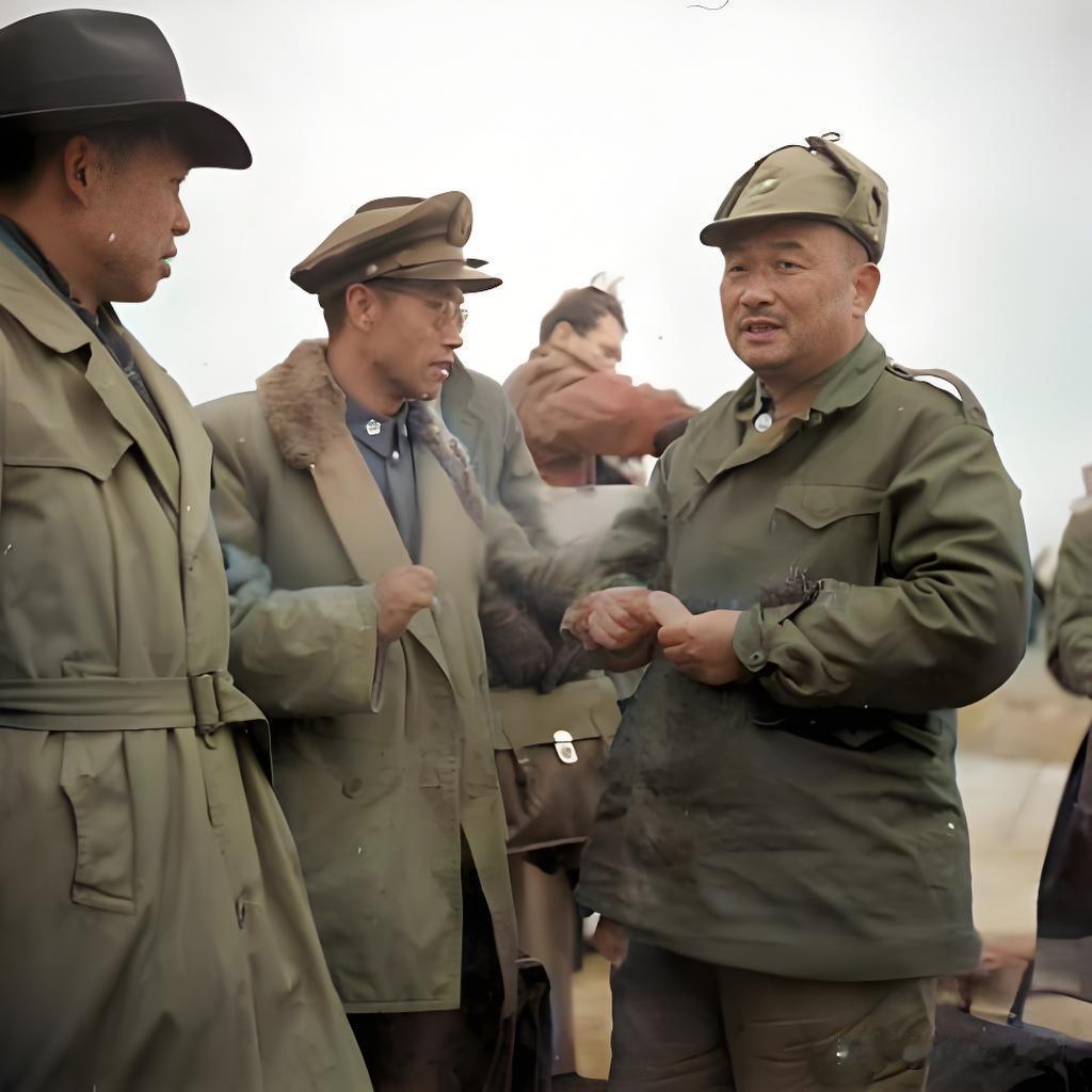 1948年11月6日，徐州“剿总”司令部所在地，第七兵团司令官黄百韬，盯着徐州“