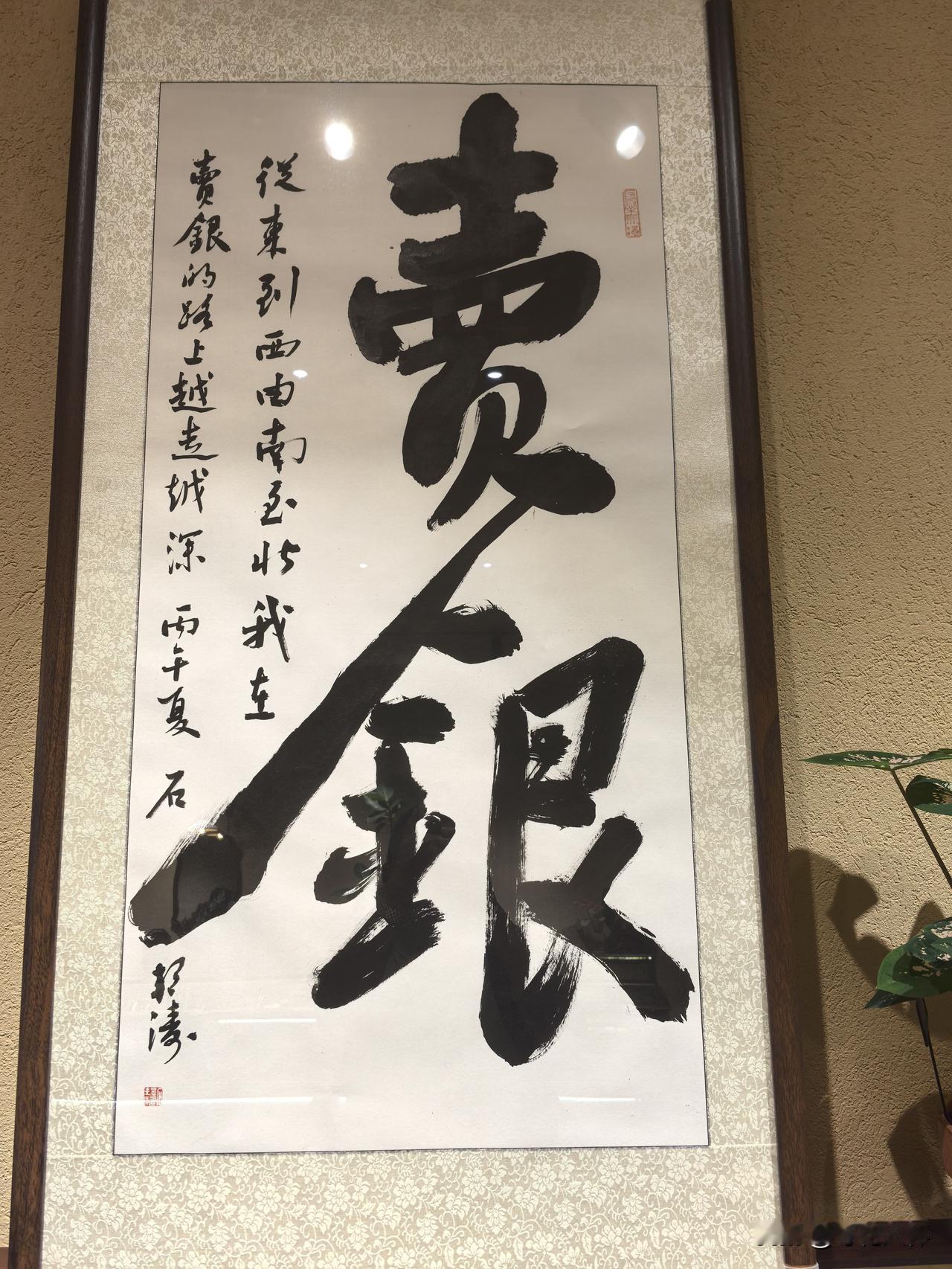 杯中的酒是冷的，烈酒。可他的血是热的。王羽坐在那里，一个人。酒馆里人声喧哗，