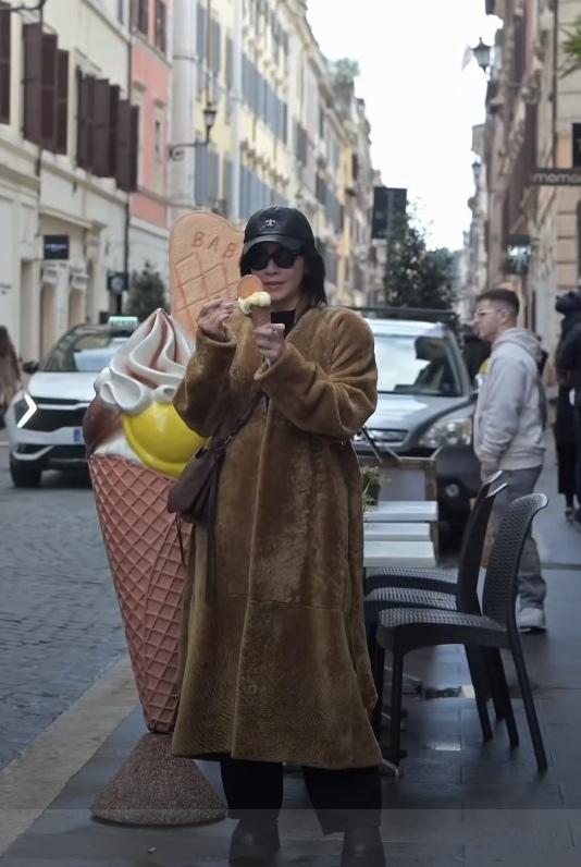 刘嘉玲在罗马拍的美照好迷人啊！有人说，人比罗马的古迹更美……对此，你们怎么