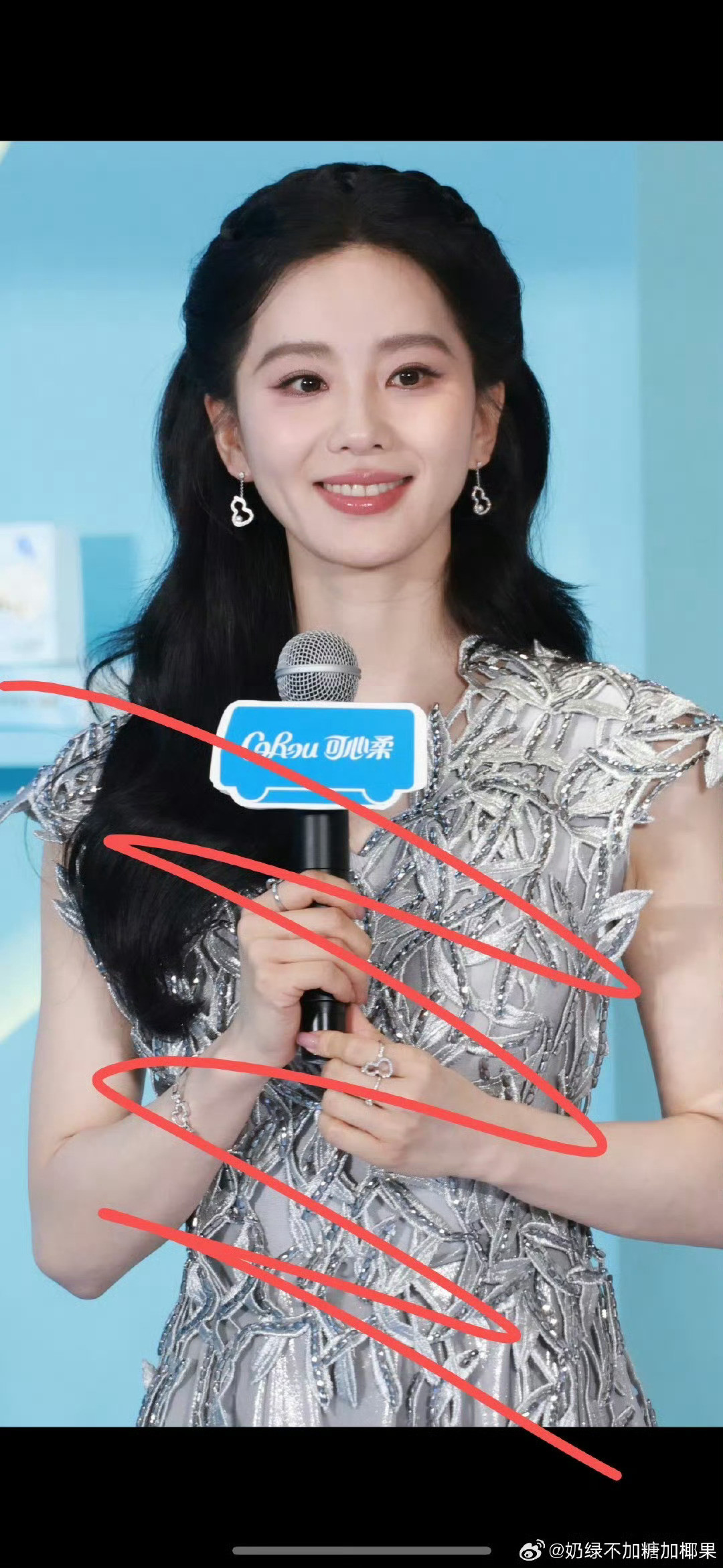 刘诗诗银色镂空长裙刘诗诗这生图太绝了！恭喜刘诗诗新解锁高定MaisonSara