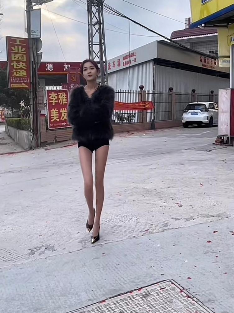 这么偏僻的地方居然有美女…