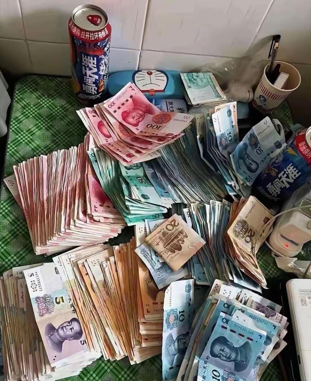 赤裸裸地炫富！网友爆料自己打工五年，所赚的钱从来都不放银行卡，就这么明晃晃地摆在