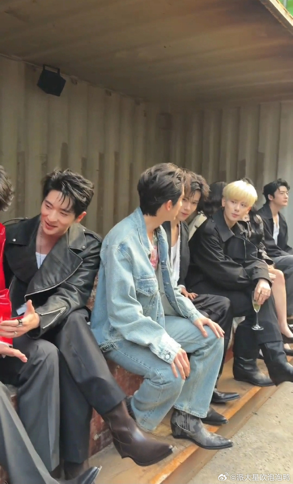 丞磊，张新成这鞋跟都不矮啊，看来男明星穿高跟鞋已经是常态了，这一排男明星瞅过去那