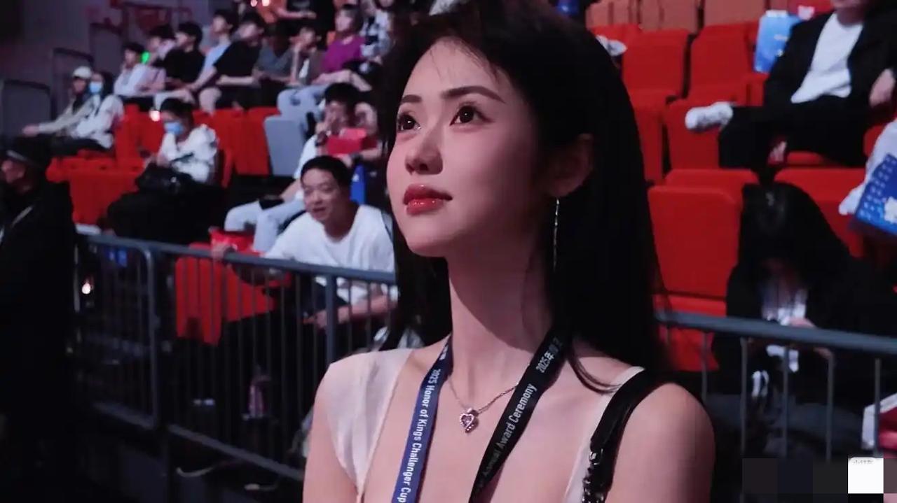 珍妮应该是下一个KPL力捧的。之前春决暖场就看到她的身影，亮眼的外形自带辨识