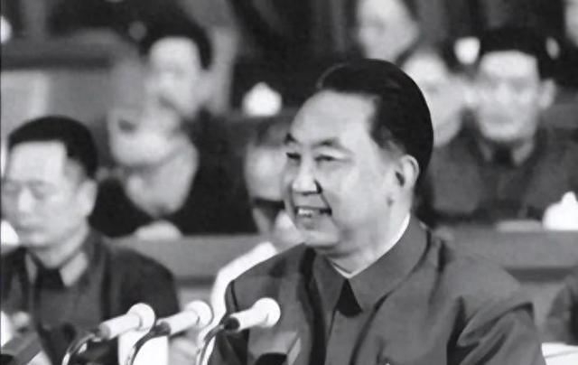 华国锋1981年6月辞去中共中央主席，晚年度过了27年远离公众视野的生活。其间虽