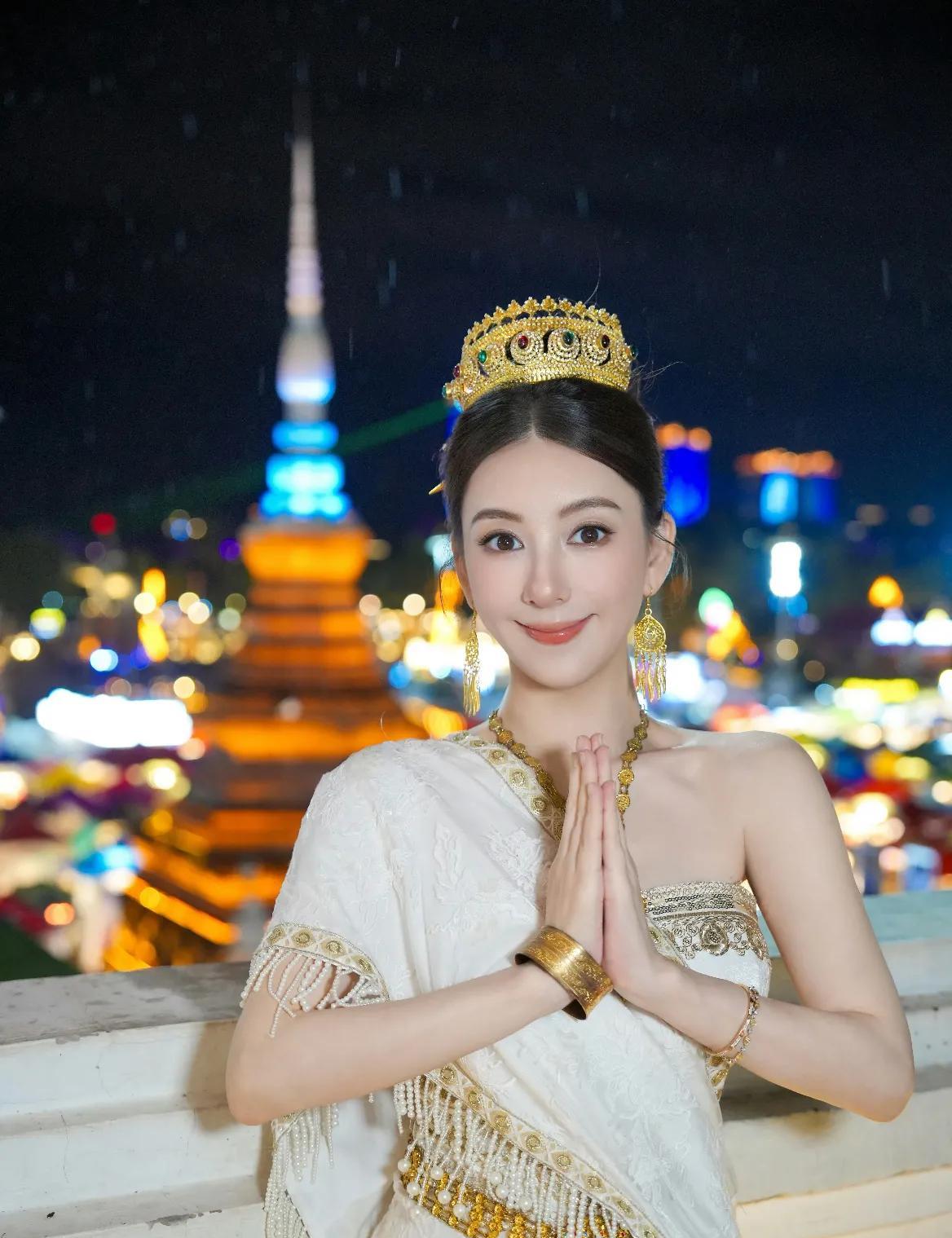 方媛怀孕了为什么没有变丑啊？怀着三胎的她还去云南旅游了，一点都看不出怀孕了，鼻子