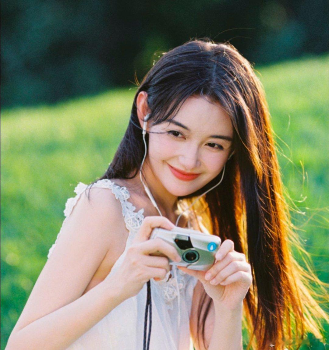 1、成毅的《天地剑心》开分6.0，而《唐朝诡事录3》开分8.1。更巧的是，一部已