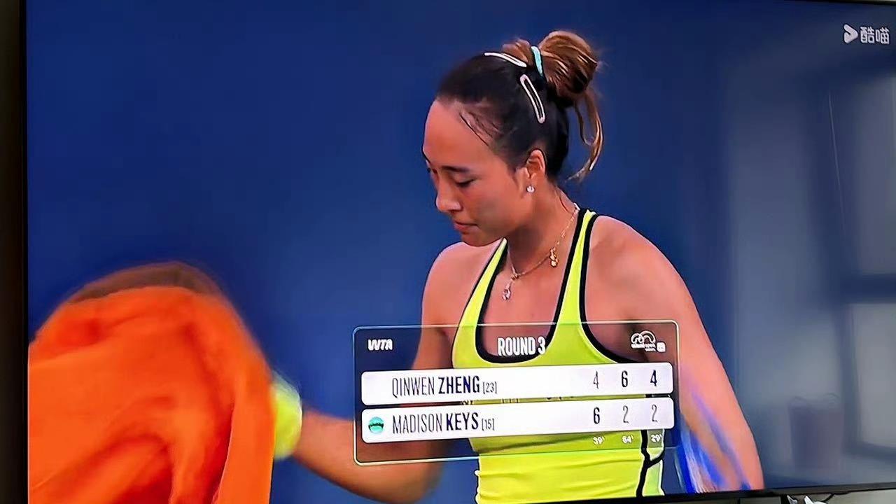 现在郑钦文的反拍进攻也是一大利器，提速变线还是挺难防的。决胜盘第6局，郑钦文再