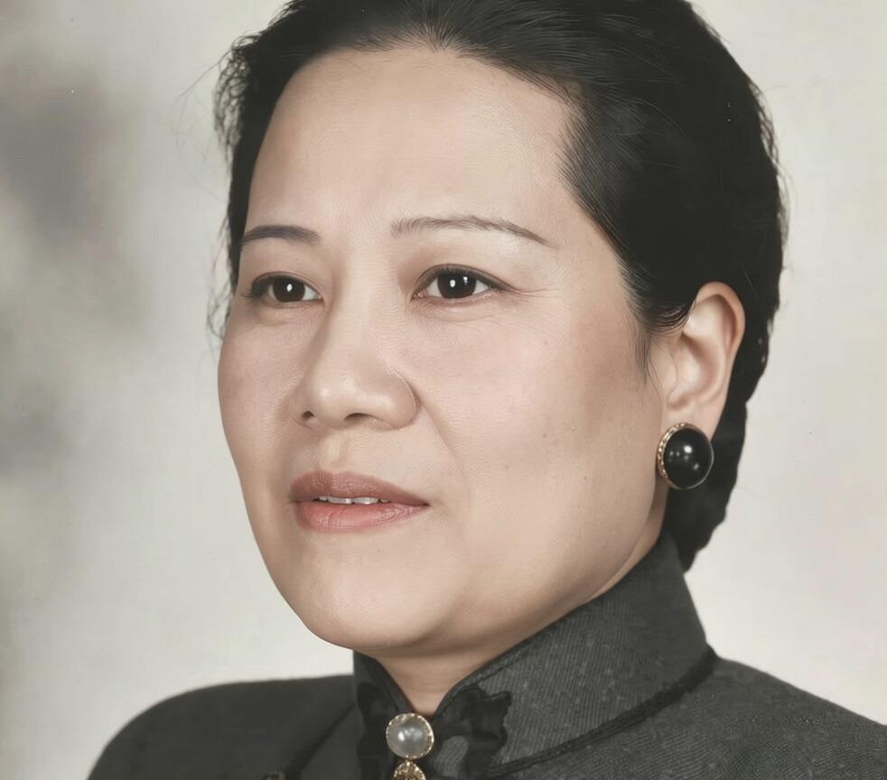 宋霭龄，宋家大姐，曾经风光无限，富甲一方。但晚年，她在纽约深居简出，几乎不见人。