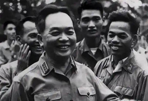 1979年，刚打下柬埔寨的越南大将文进勇，当着所有人的面放出狂话：“我要和中国碰