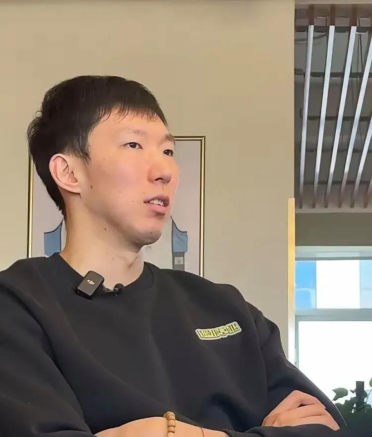 真的没想到，亚洲杯打完，周琦又成了人们的饭后谈资。记得很多年以前足球名将范志毅谈