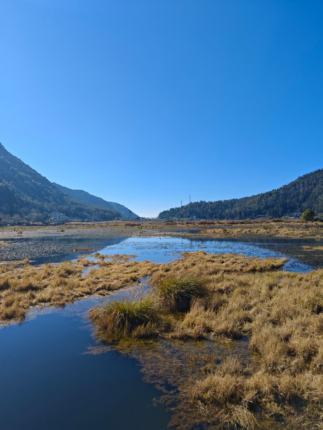 人生路上允许一切事情发生，无论好事坏事，只要发生，就是你人生路上必过的坎，把所有