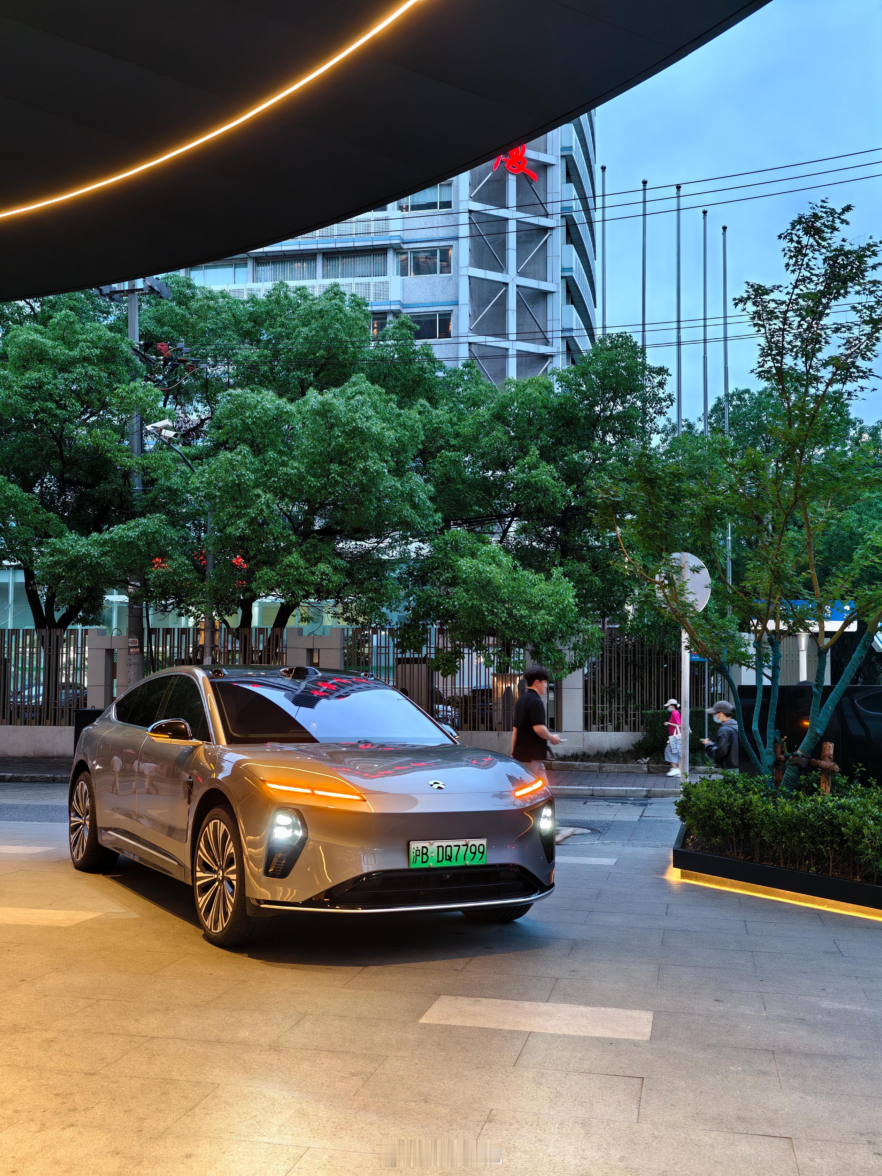 蔚来ET9停在酒店门口，有那味儿么[doge]​​​