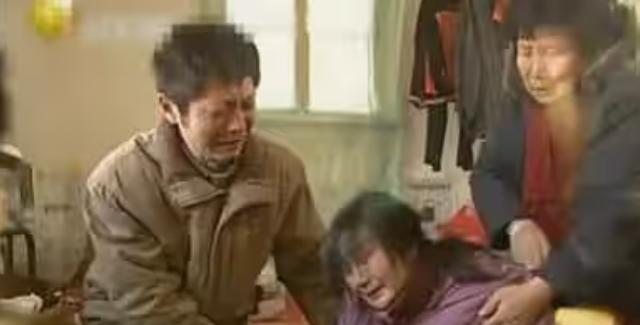 “人间悲剧！”18岁青年撞伤老太，因无力赔偿3万的医药费，留下8份遗书以死谢罪。