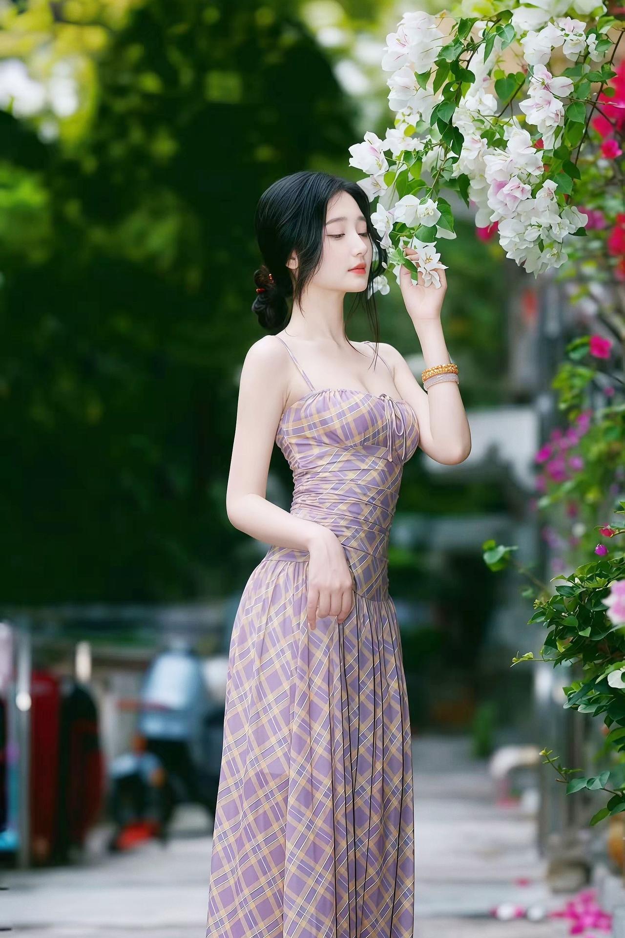 《格纹裙的夏意》原创诗词原创看图片配诗格纹裙揉碎了紫与黄的光斑在花枝